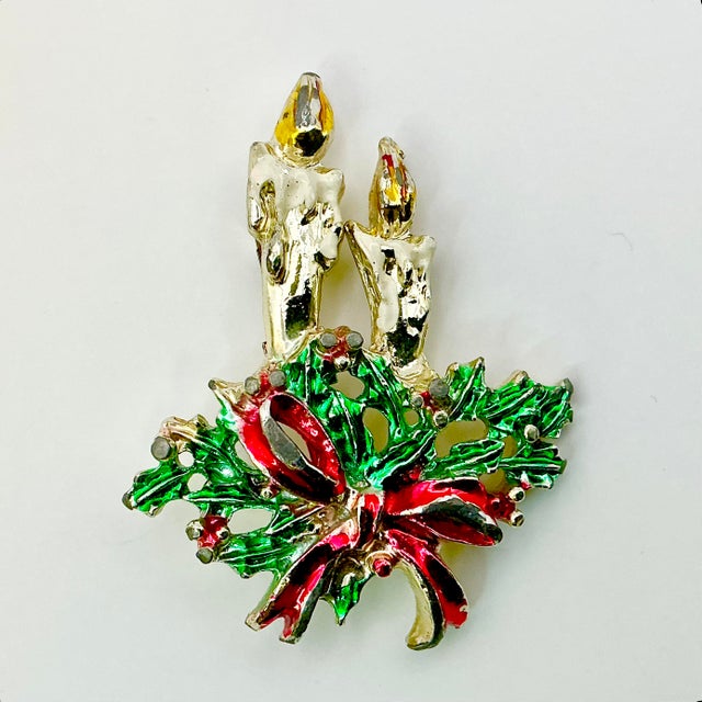 American 1960s Vintage Boho Chic Americana Double Candlestick With Holly & Red Ribbon Christmas Brooch For Sale - Image 3 of 6