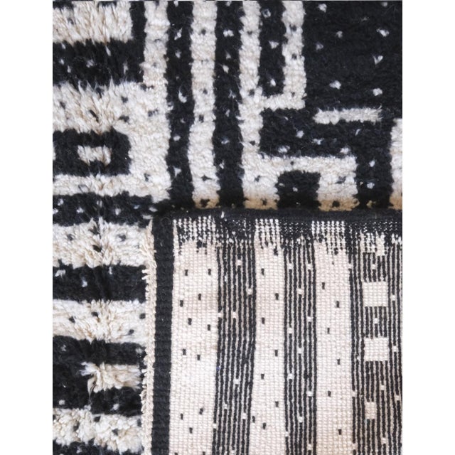 Black Black and White Moroccan Wool Rug - 9 X 7.1 Ft For Sale - Image 8 of 8