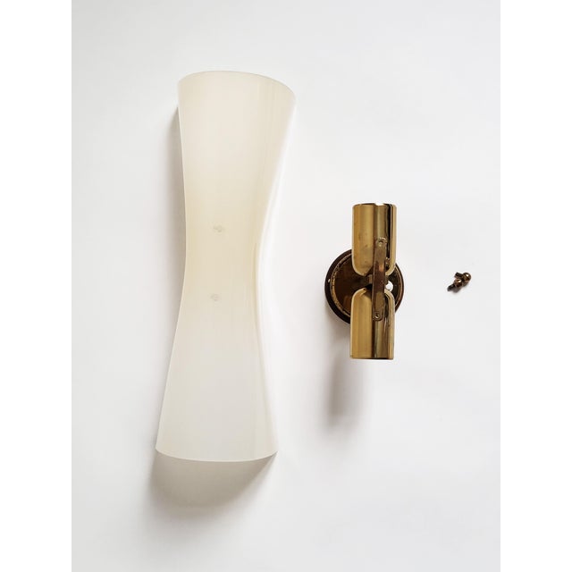 Mid-Century Modern Acrylic and Brass Wall Light, 1950s For Sale - Image 11 of 12