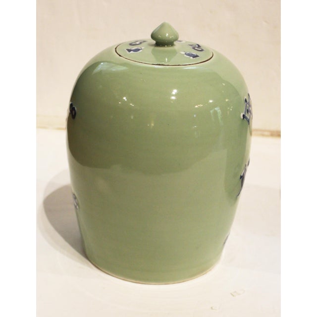 Circa 1880 Chinese Pair of Covered Porcelain Jars For Sale In Raleigh - Image 6 of 9