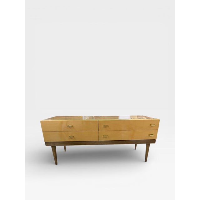 This stylish mid-century dressing table is a true highlight for vintage design enthusiasts. with its clean lines, elegant...