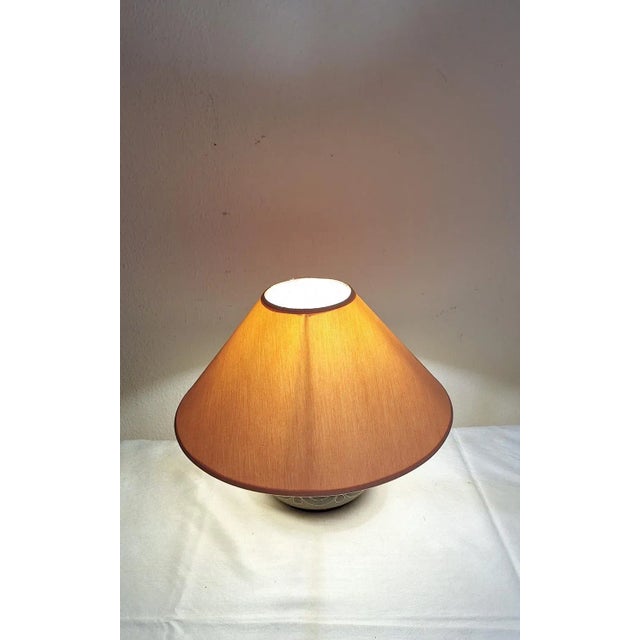 1980s Vintage German Table Lamp with Handmade Ceramic Base from Thoms and Original Salmon-Colored Fabric Shade, 1980s For Sale - Image 5 of 10