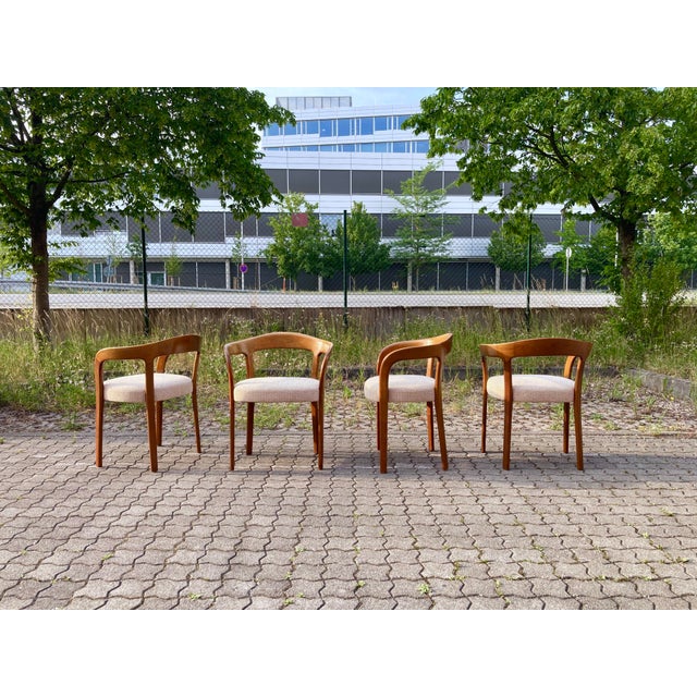Mid-century chair in walnut. Round, comfortable armrests. Mottled fabric.