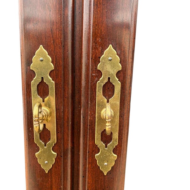 1980s Ethan Allen Georgian Court Display Cabinet Curio Hutch Lighted Chippendale For Sale In Philadelphia - Image 6 of 15