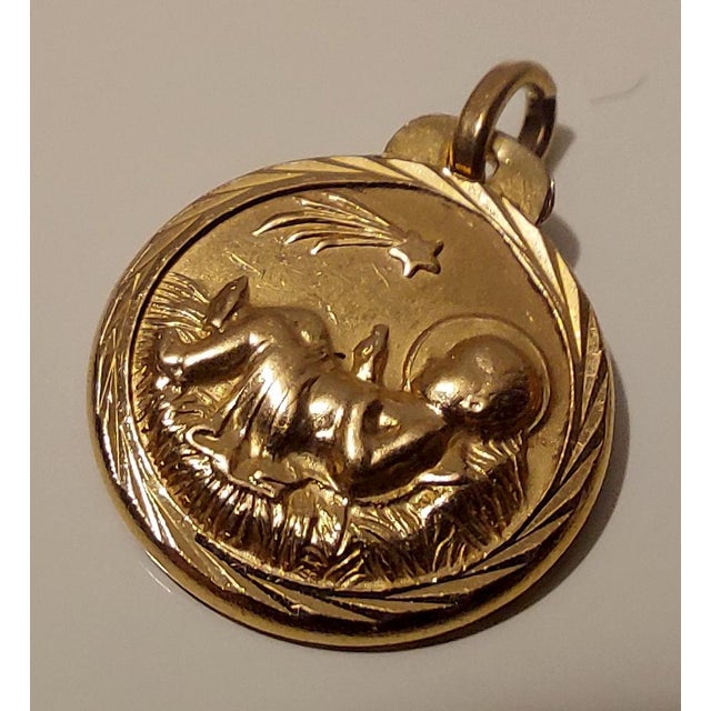 18-karat yellow gold pendant medal. Weight 1.57 grams, year 1950, measures 1.4 cm. 18k gold medal of the Child Jesus and...