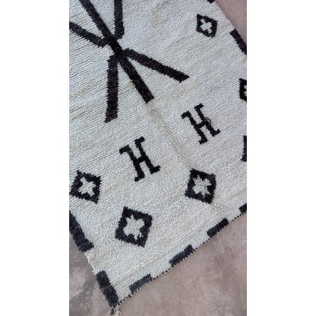 1980s Moroccan Beni Ourain Rug - 5'1" X 9'6" For Sale - Image 4 of 9