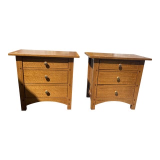 Thomasville Mid-Century Walnut Nightstands - a Pair For Sale