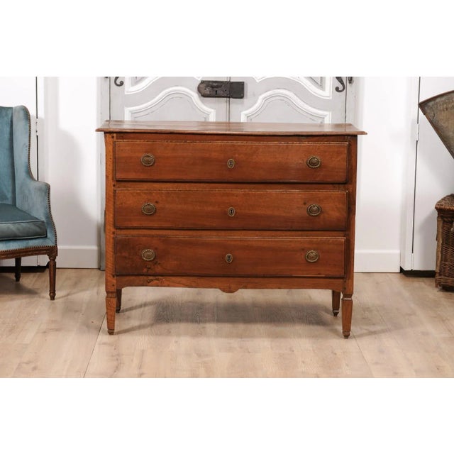 Italian 1820s Serpentine Front Walnut Commode with Three Drawers For Sale - Image 4 of 12