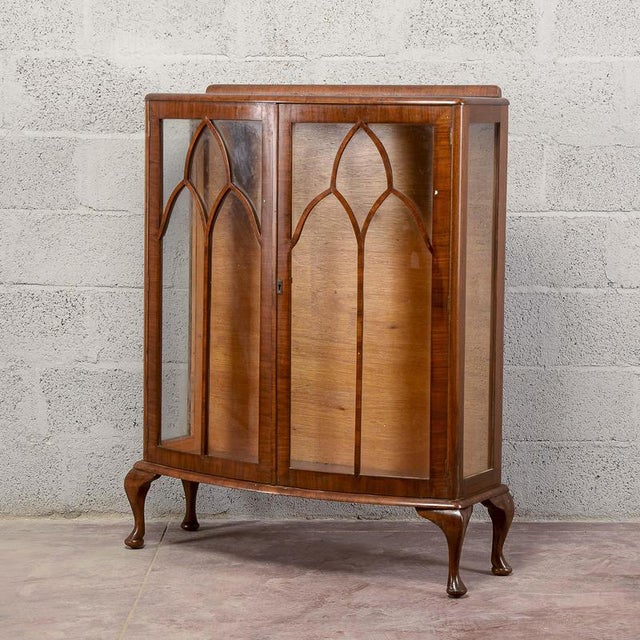 Small English Display Cabinet with Curved Doors and Glass, 1920 For Sale - Image 4 of 9