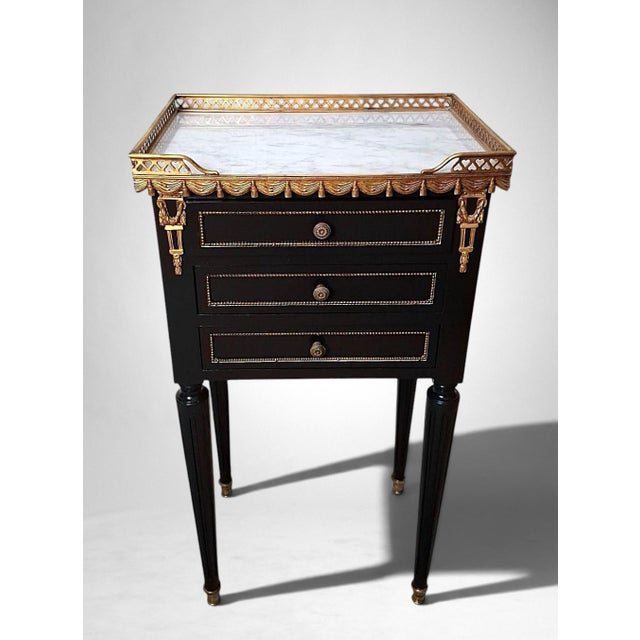 Early 20th Century Early 20th Century French Louis XVI Revival Pair of Nightstands in Carrara Marble and Gilt Bronze For Sale - Image 5 of 18
