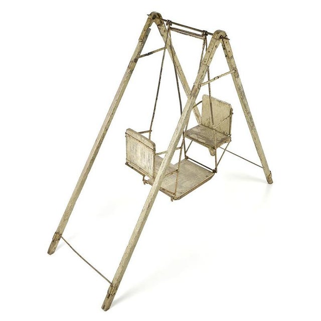 This old swing evokes all the nostalgia of gardens of yesteryear, with its weathered wooden structure and its authentic...