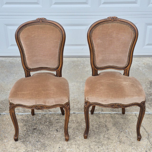 1980s Chateau d'Ax Louis XV Carved Walnut & Cocoa Velvet Dining Chairs, Assembled Set of 4 For Sale - Image 4 of 15