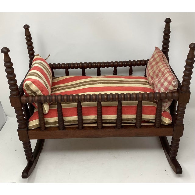 This salesman sample or doll's cradle measures 15.25" long x 11.75" wide at rocker x 13.5" to top of spindle. It has the...