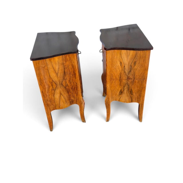 Pair of Italian Bookmatch Walnut Bedside Cabinet/ Nightstand. For Sale - Image 12 of 18