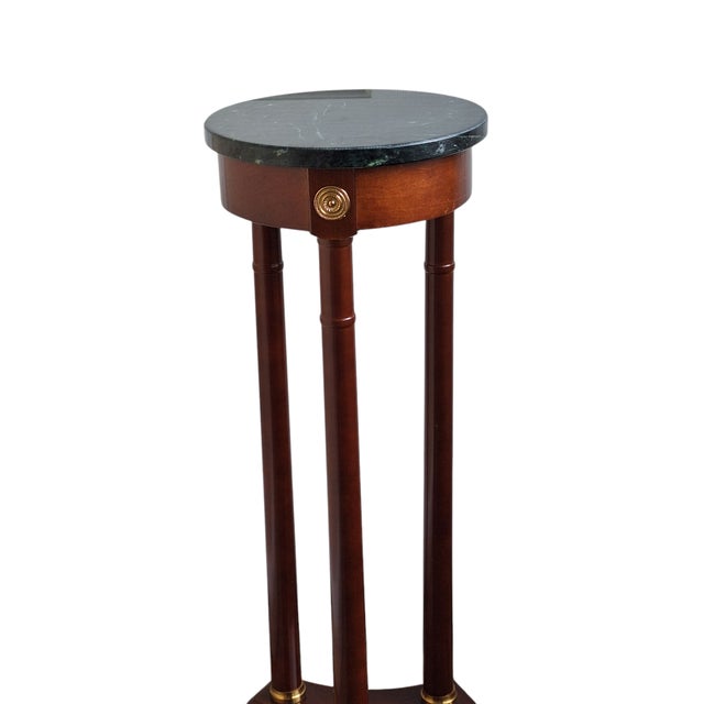Late 20th Century Bombay Co. Regency Style Mahogany Pedestal Stand Green Marble Top For Sale - Image 4 of 11
