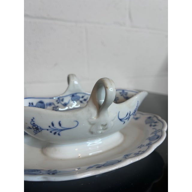 Lovely antique Meissen (the oldest porcelain manufacturer in Europe), blue onion patterned gravy boat on stand.