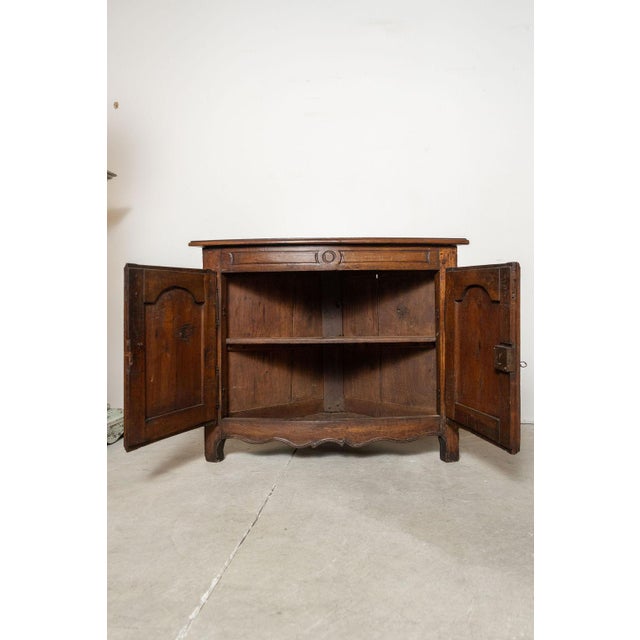 18th Century French Provincial Louis XV Corner Cabinet For Sale In Salt Lake City - Image 6 of 18