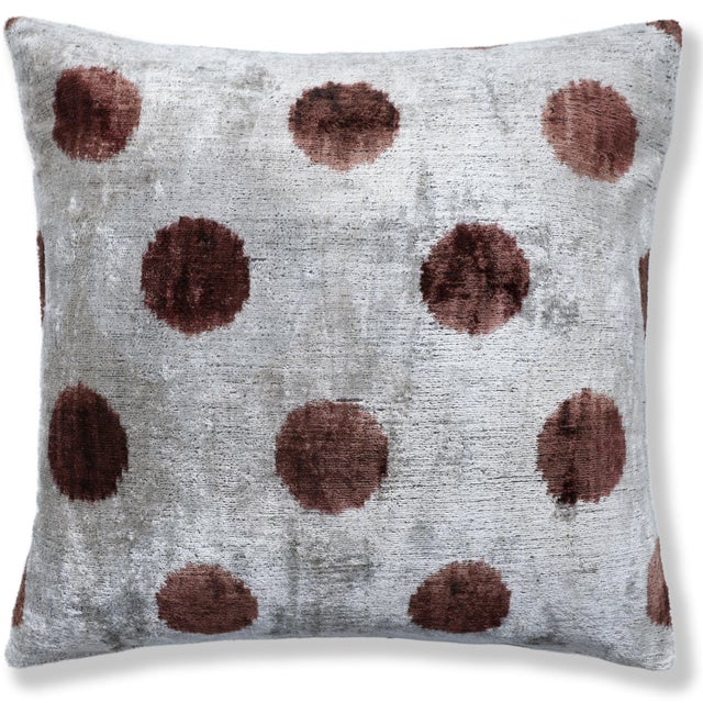 "Experience the pinnacle of our collection with this ultra-luxury 20x20 inch silk velvet pillow. A masterclass in...