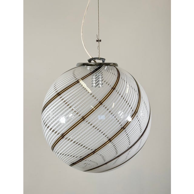 1970s suspension lamp, Murano glass diffuser and chromed steel structure, adjustable height Up to 250V (Europe/UK...