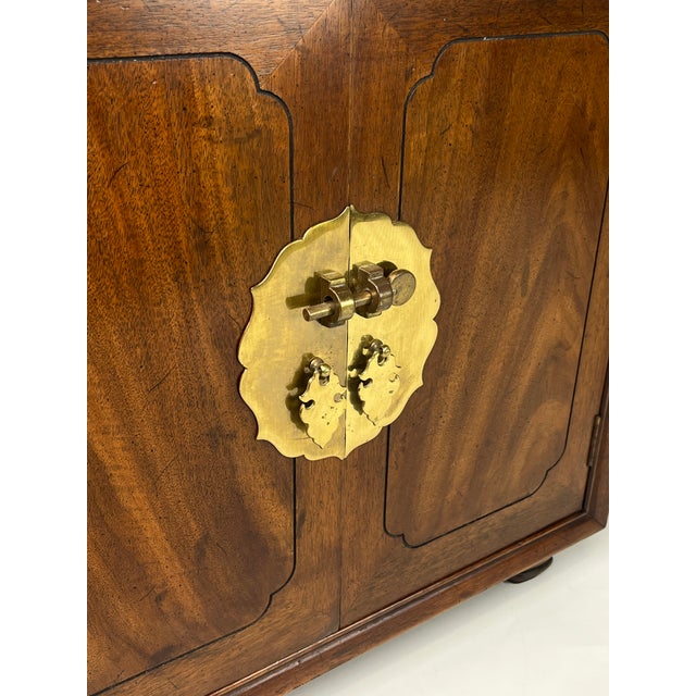 Late 20th Century Vintage Henredon Attributed Asian Asian-Inspired Walnut Nightstands / Cabinets – Pair For Sale - Image 5 of 16