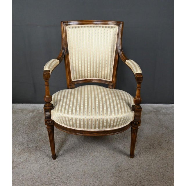 Louis XVI Cabriolet Chair in Beechwood, 1700s For Sale - Image 3 of 18