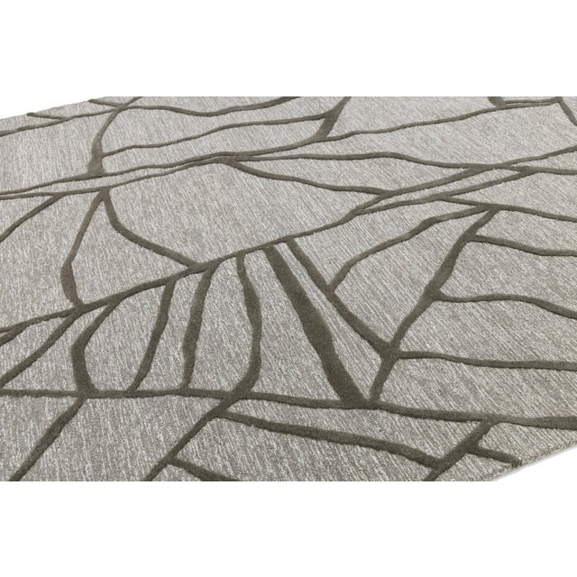 Modern Hand-Tufted Wool Rug Abstract Geometric Linear Design – Greige & Charcoal For Sale - Image 4 of 10