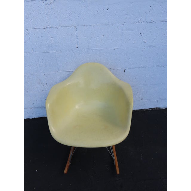 Mid 20th Century Herman Miller Eames Fiberglass Shell Rocking Chair 1960s Parchment Color 6641 For Sale - Image 5 of 18