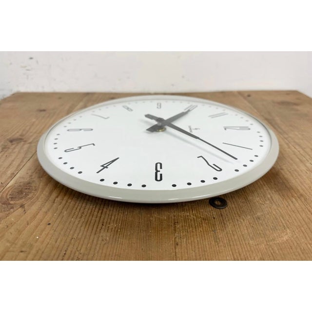 Industrial Factory Grey Wall Clock from Siemens, 1970s For Sale - Image 11 of 17