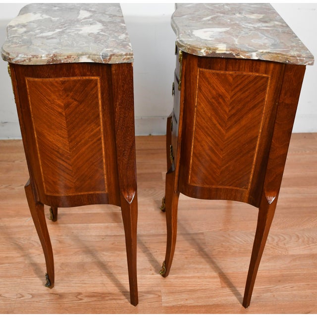 1900 Pair French Louis XV Walnut Satinwood Marble Top Nightstands Bedside Tables For Sale - Image 10 of 18