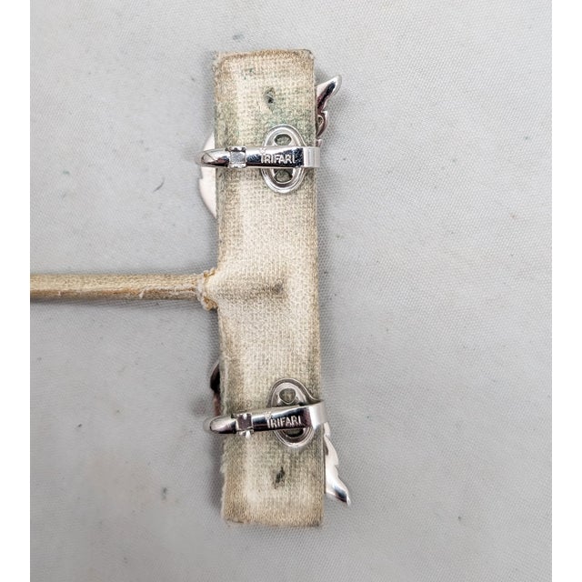 Vintage 1960 Signed Crown Trifari Rhodium Plated Clear Rhinestone Curled Leaf Clip Earrings-2 Pieces For Sale In Philadelphia - Image 6 of 7