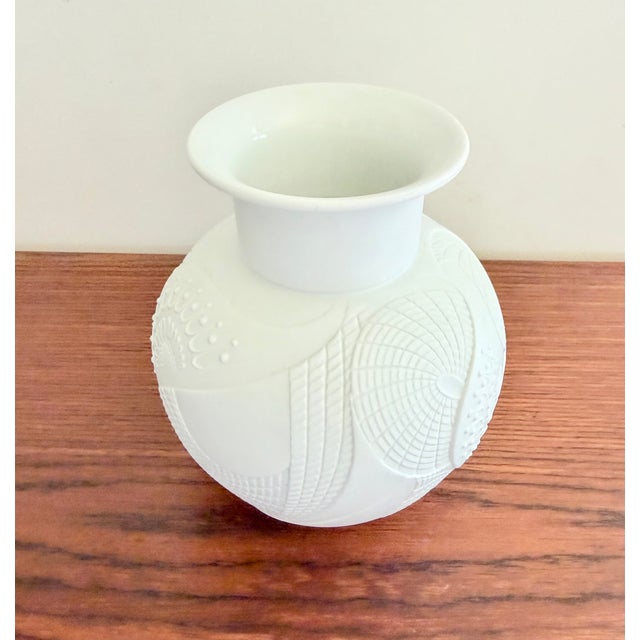 German Vase in Porcelain Biscuit from AK Kaiser, 1970s For Sale - Image 6 of 9