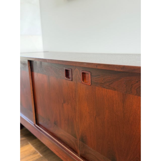 Wood 1960s Danish Modern Rosewood Credenza With Sliding Doors & Felt-Lined Trays Attributed to Dyrlund For Sale - Image 7 of 10