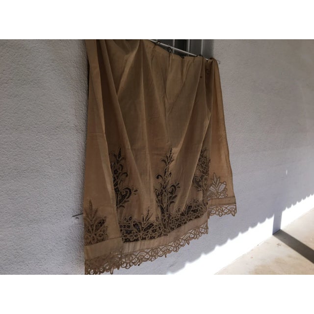 French 19th Century Fine French Linen and Lace Curtain For Sale - Image 3 of 6