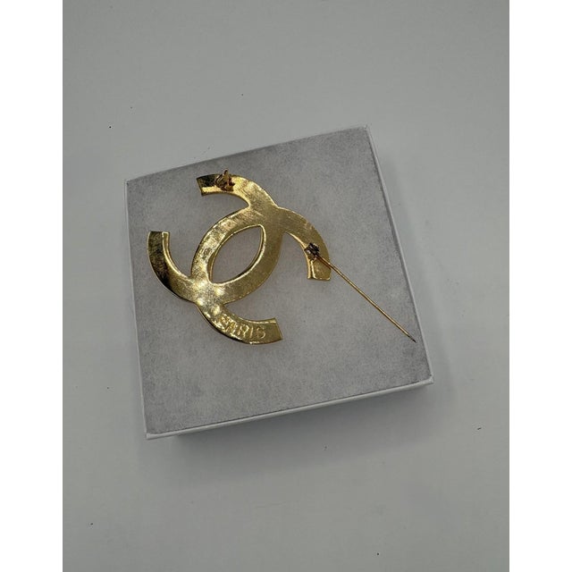 Chanel Vintage Gold Tone Metal Interlocking CC Brooch With Paris Stamp For Sale - Image 4 of 10