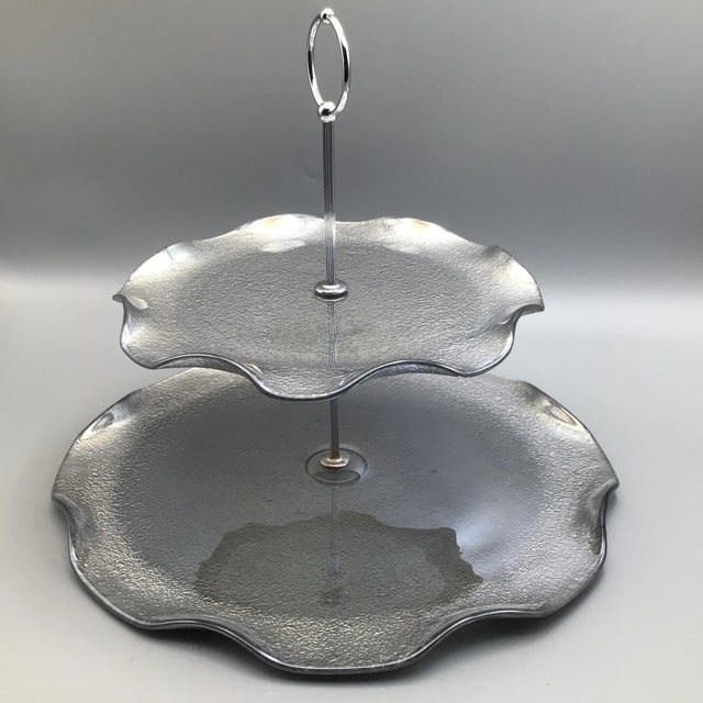 Mid-Century Modern Dorothy Thorpe Style Glass 2 Tiered Serving Tray With Textured Silver Bottoms and Ruffled Edge For Sale - Image 3 of 13
