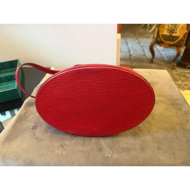 Contemporary A 1995 Vintage Louis Vuitton Castillan Red Epi Leather Cluny Shoulder Bag For Sale - Image 3 of 17