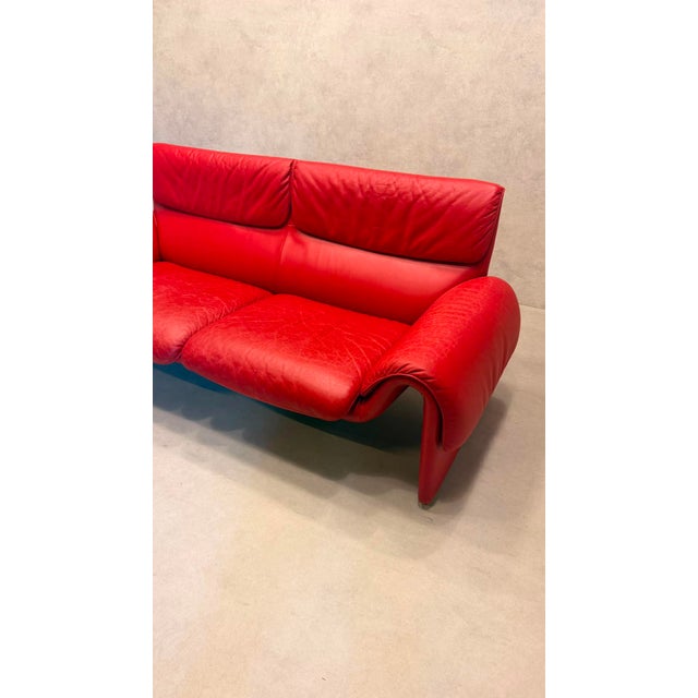 Iconic DS-2011 leather sofa by de Sede from the 1980s in a vibrant red. The characteristically curved armrests, flowing...