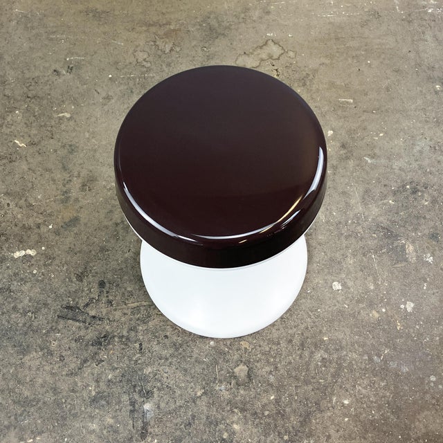 Iconic stool with a tulip base and the typical brown of the 70s. It consists of three interlocking plastic parts. The two...