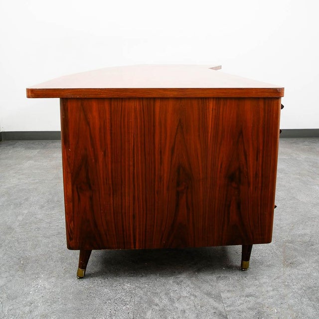 Mid Century Modern Desk Executive Office Stow Davis Boomerang Large Walnut MCM For Sale - Image 4 of 12