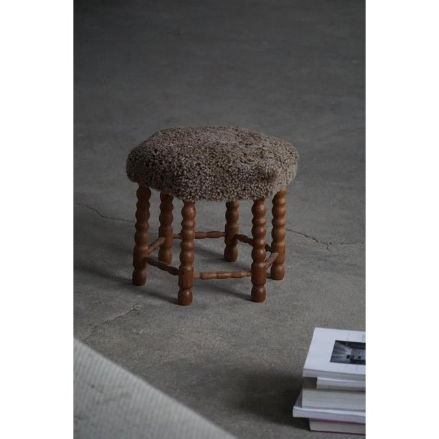 Mid-Century Modern Hexagon Oak Stool with Lambswool Seat and Bobbin Legs, 1950s For Sale - Image 4 of 13