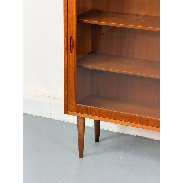 High-quality teak highboard with two smooth-running, glazed sliding doors. Inside, each door has three adjustable shelves....