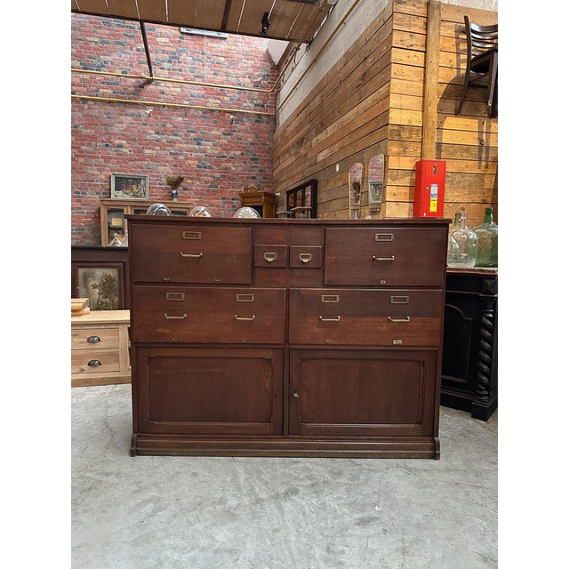 Cet ancien meuble de métier en chêne a été entièrement restauré Il dispose de 6 tiroirs de dimensions différentes dotés de...