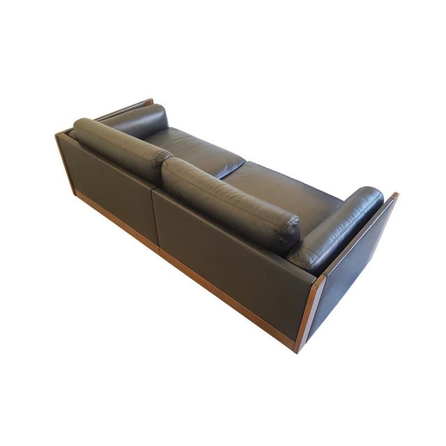 Mod. 920 Modular Sofas in Black Leather and Walnut by Afra & Tobia Scarpa for Cassina, 1967, Set of 2 For Sale - Image 3 of 18