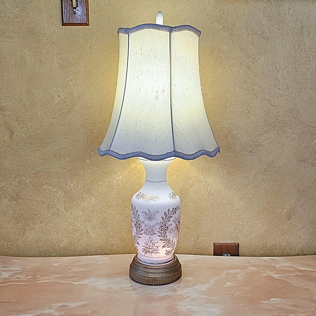 1960s French Hollywood Regency Satin Milk Glass Nightlight Table Lamp With Floral Design For Sale - Image 4 of 18