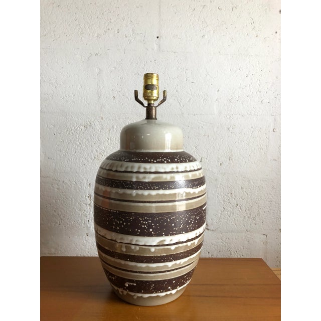 Vintage Mid Century Modern Ceramic Table Lamp. For Sale In Miami - Image 6 of 8