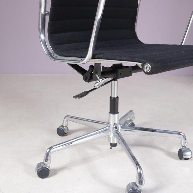 Vitra Model EA118 Desk Chair with Chrome Base, Black Hopsack Upholstery and Aluminium Armrests by Charles & Ray Eames for Vitra, Germany, 2000s For Sale - Image 4 of 15
