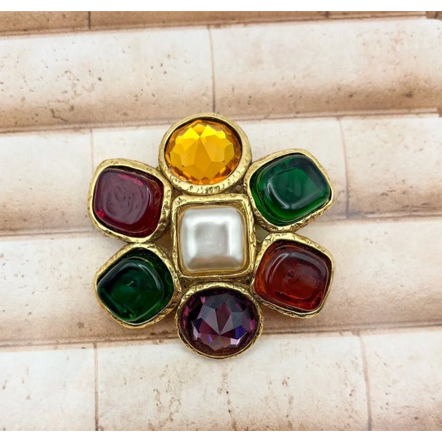 Magnificent vintage Chanel brooch Very good condition 1986 Gripoix glass paste cabochons (red and green) Two gold and...