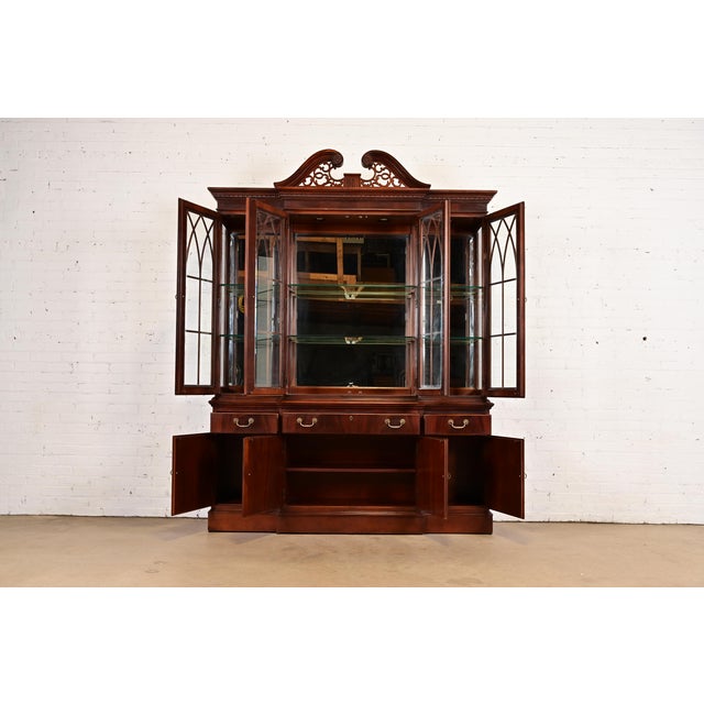 Late 20th Century Late 20th Century Ethan Allen Georgian Carved Flame Mahogany Lighted Breakfront Bookcase Cabinet For Sale - Image 5 of 16