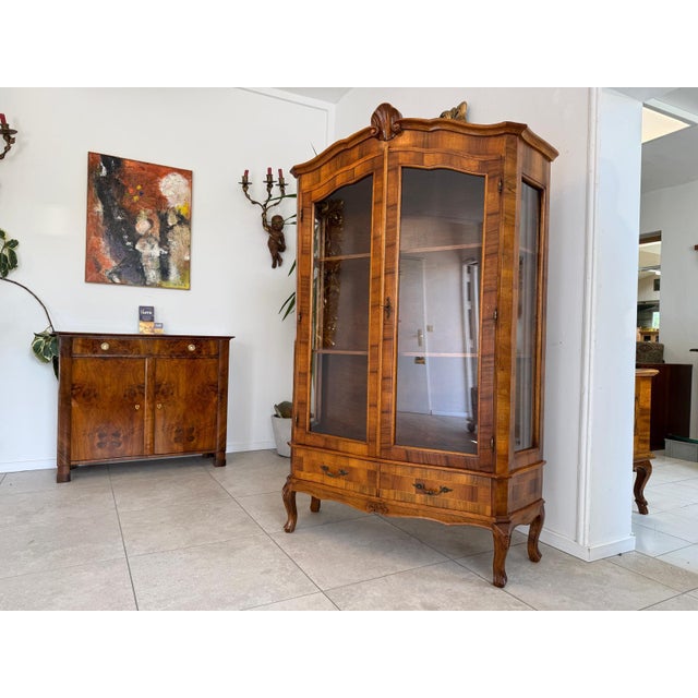 1980s Baroque Display Cabinet with Inlaid Walnut Wood, 1980s For Sale - Image 5 of 18