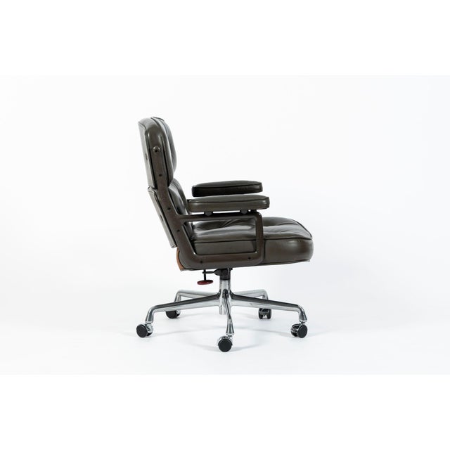 Metal Eames Time Life Executive Lobby Chair for Herman Miller, Gray Leather Office Desk Chair, 1988 For Sale - Image 7 of 18